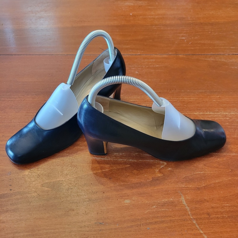 St. John Black Leather 2.5" Pumps Gold Heel Accent‎ Made In Italy Size 8.5